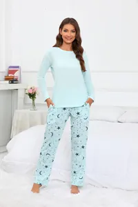 Ensemble pyjama bleu clair à manches longues pour femme avec motif lune et étoile