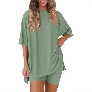 Damen Sommer Lounge-Set zweiteilig mit lockerem salbeigrünen T-Shirt und Radlerhose.