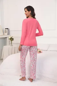 Vue arrière d'une femme portant un haut rose à manches longues et un pantalon imprimé paisley.
