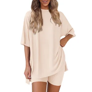 Lässiges zweiteiliges Loungewear-Set mit übergroßem beigem T-Shirt und passenden Shorts