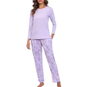 Pyjama deux pièces lavande avec haut uni à manches longues et pantalon imprimé cœur
