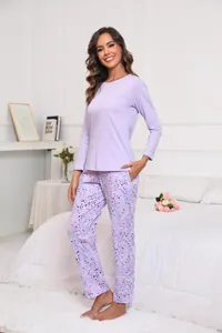 Ensemble de détente lavande avec haut à manches longues et pantalon imprimé étoiles et cœurs