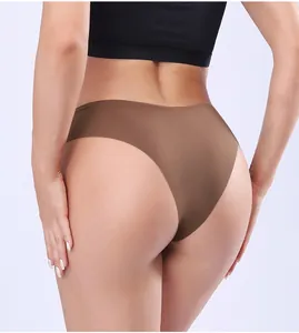 Detalle de braga sin costuras de seda helada marrón, ropa interior de yoga transpirable cintura baja.