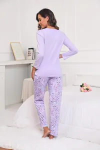 Vue arrière d'un pyjama lavande à manches longues pour femme avec motif étoilé
