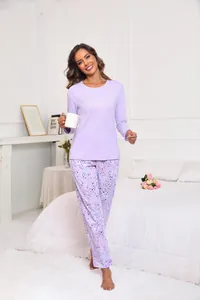 Pyjama violet élégant pour femme avec pantalon à motifs de cœurs et d'étoiles colorées