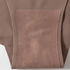 Culotte sans couture en soie glacée marron avec doublure en coton respirant pour l'été.