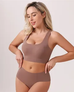 Detailansicht eines nahtlosen Push-up-Sport-BHs und Slip-Sets in Mokkabraun auf Model