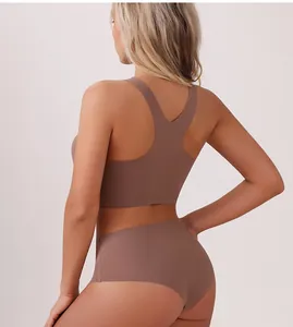 Rückansicht brauner nahtloser Racerback-Sport-BH und passendes nahtloses Slip-Set