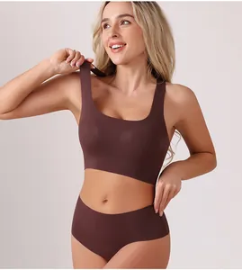 Detailansicht eines nahtlosen, schokobraunen Push-up-Sport-BH- und Slip-Sets an einem Modell.