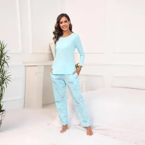 Ensemble de pyjama pour femme avec haut uni à manches longues et pantalon imprimé