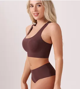 Seitenansicht eines nahtlosen braunen Sport-BHs und passenden Slip-Sets am Modell