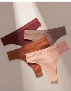 Set de tangas de algodón acanalado sin costuras en tonos tierra con luz estética