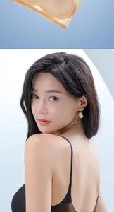 Dettaglio della coppa del reggiseno senza cuciture traspirante e vista posteriore della bralette.