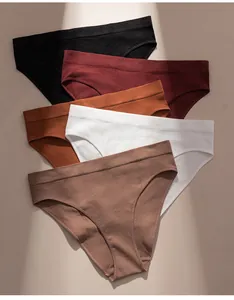 Kollektion aus fünf gerippten Baumwollslips für Damen in Erdtönen und weichem Licht