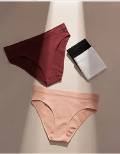 Detailansicht der gerippten Textur und Farben dieser atmungsaktiven Low-Rise-Slips