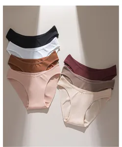 Détail de culottes en coton côtelé sans couture pour femmes aux tons terreux.