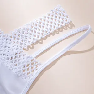 Détail de la ceinture en dentelle ajourée blanche sur string en soie glacée sexy