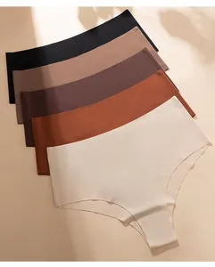 Detailansicht von fünf nahtlosen Eisseiden-Slips, die Erdtöne und weiche Textur zeigen