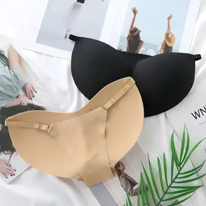 Détail macro d'un string rembourré sans couture pour le rehaussement des hanches, noir et beige