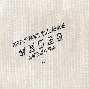Detail van het waslabel met 85% polyamide en 15% elastaan mengweefsel informatie