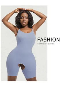 Detailansicht der nahtlosen blauen Shaper-Bodysuit mit praktischem offenem Schritt