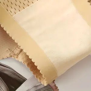 Culotte rembourrée beige sans couture avec texture nid d'abeille et bord ondulé.