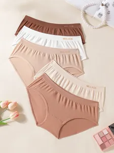 Primo piano di cinque slip da donna senza cuciture in tonalità terra neutre ed elasticizzati