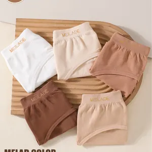 Dettaglio di cinque slip senza cuciture in toni terra con elastico in vita comodo