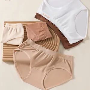 Dettaglio di slip senza cuciture a vita media in colori neutri con elastico MEILADE.