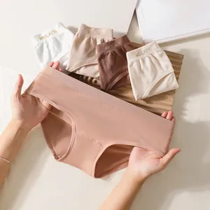 Set di slip da donna elasticizzati senza cuciture in diverse eleganti tonalità neutre.