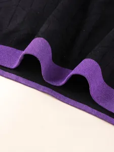 Primer plano de la cintura elástica negra y morada de los pantalones cortos de yoga