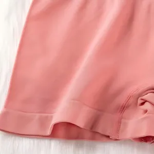 Boxer sans couture rose pour femme haute élasticité montrant la texture du tissu