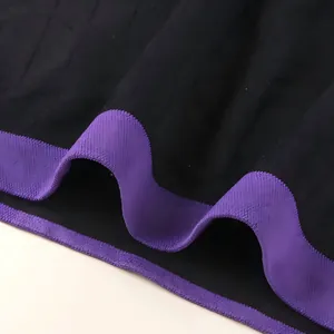 Ondoorzichtige yoga short met hoge taille voor dames met paarse geschulpte randen.