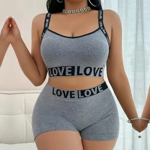 Conjunto de dos piezas de sujetador deportivo y pantalones cortos grises con letras LOVE