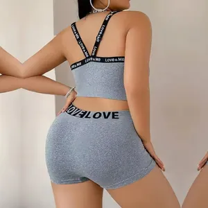 Conjunto de ropa interior deportiva gris de dos piezas para mujer con estampado de letras