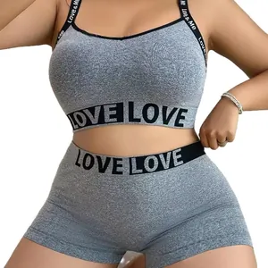 Conjunto de sujetador deportivo y pantalones cortos grises con letras