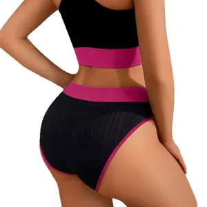 Comfortable women's seamless low-waist contrast color bikini bottom in black and hot pink
