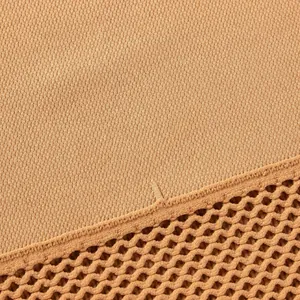 Primer plano de faja reductora beige sin costuras con diseño malla de nido de abeja