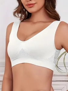 Dettaglio del reggiseno sportivo bianco senza cuciture con rete traspirante traforata