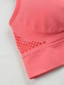 Dettaglio ravvicinato di reggiseno sportivo rosa senza cuciture con rete