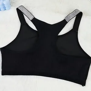 Vue détaillée d'un soutien-gorge de sport noir avec bretelles à paillettes argentées.