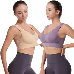 Vista dettagliata del reggiseno sportivo senza cuciture con design a rete traforata.