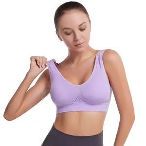 Dettaglio del reggiseno sportivo senza cuciture viola chiaro con rete traspirante