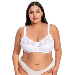 Dettaglio frontale di un reggiseno bianco in pizzo taglie forti con chiusura anteriore