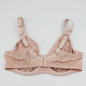 Vue détaillée des bretelles réglables et de la dentelle respirante d'un soutien-gorge nude