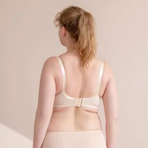 Achteraanzicht van een naadloze beige beha in een grote maat met verstelbare bandjes.