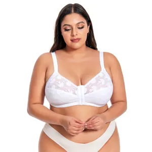 Vista frontale di un reggiseno bianco taglie forti in pizzo con pratica chiusura anteriore