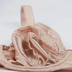 Vue rapprochée de la dentelle beige élégante et du satin soyeux de ce soutien-gorge