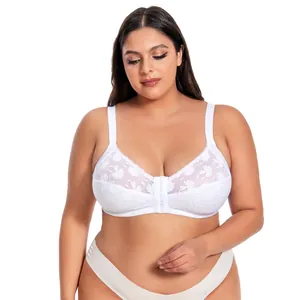 Dettaglio del reggiseno bianco in pizzo taglie forti con chiusura anteriore.