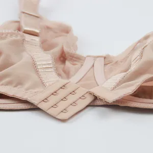 Gros plan sur la fermeture réglable à agrafes d'un soutien-gorge en maille beige